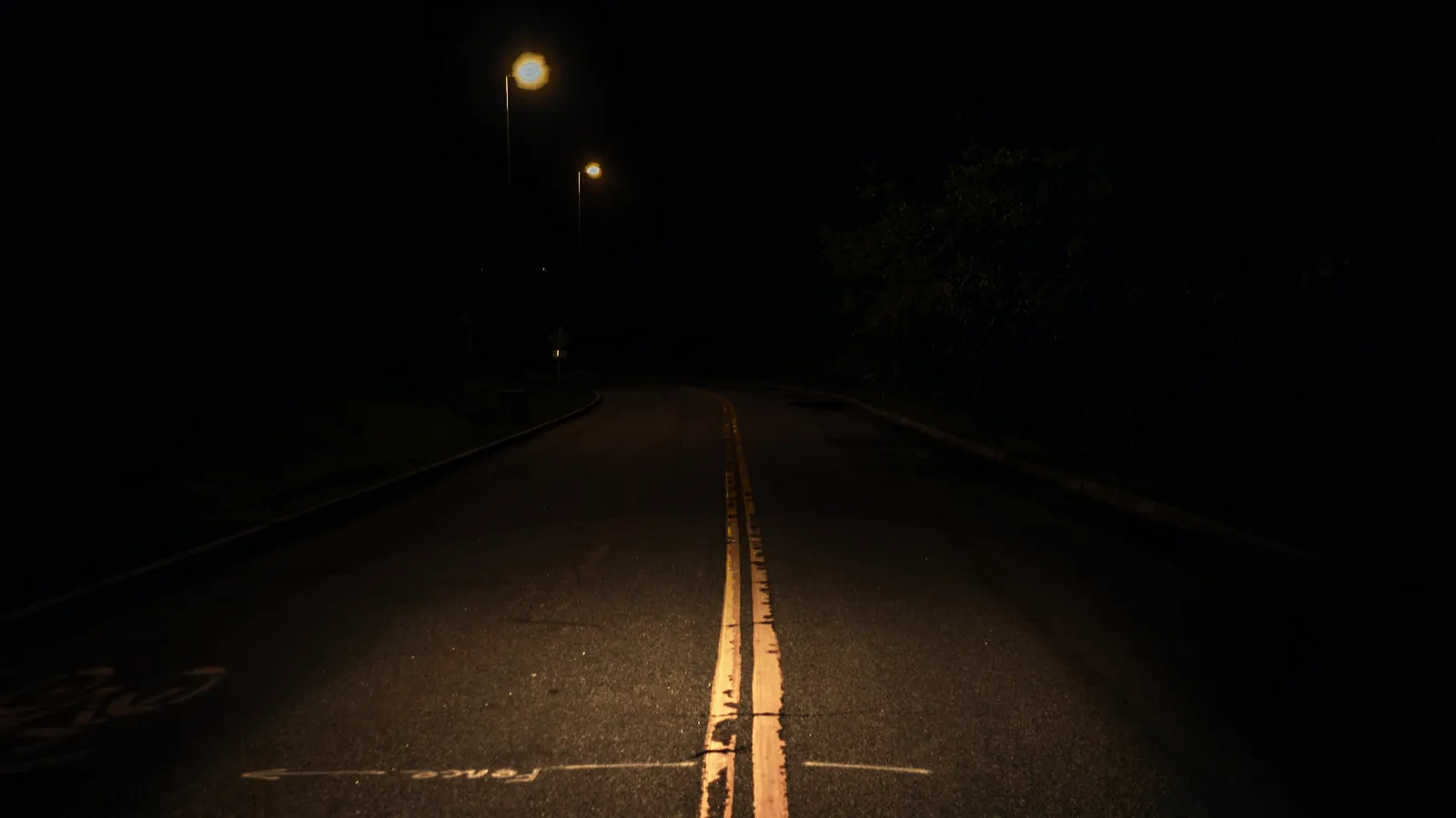 A mesma estrada com farol halógeno: luz amarelada e curta