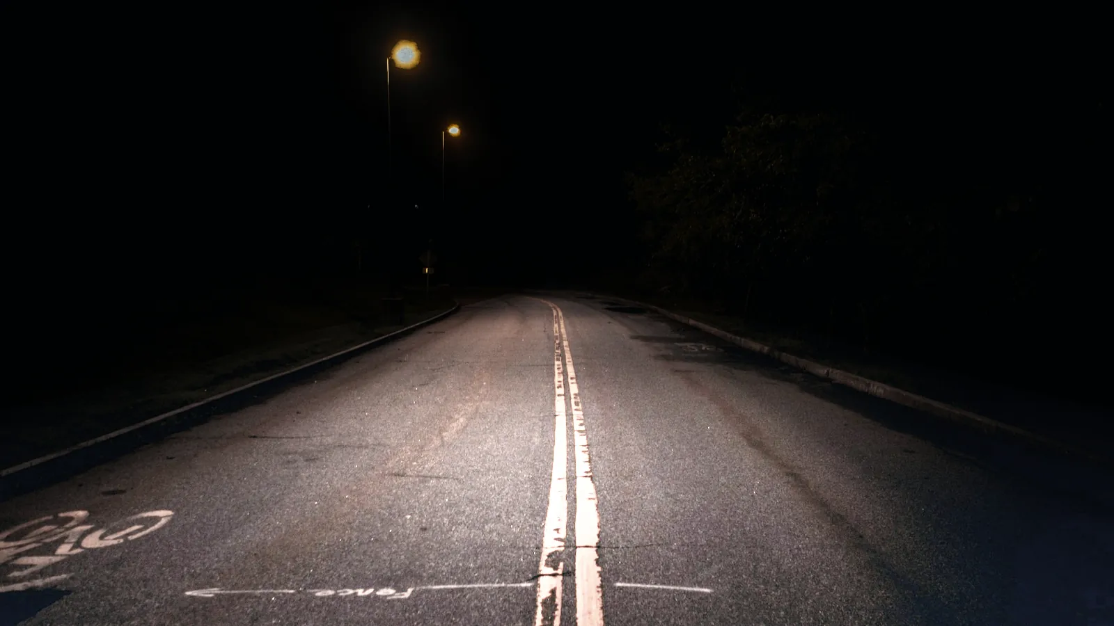 Estrada à noite iluminada pelo Super LED DNJ: luz branca que alcança longe